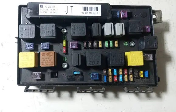 Opel Zafira B Fuse module 13242781 5DK00946410