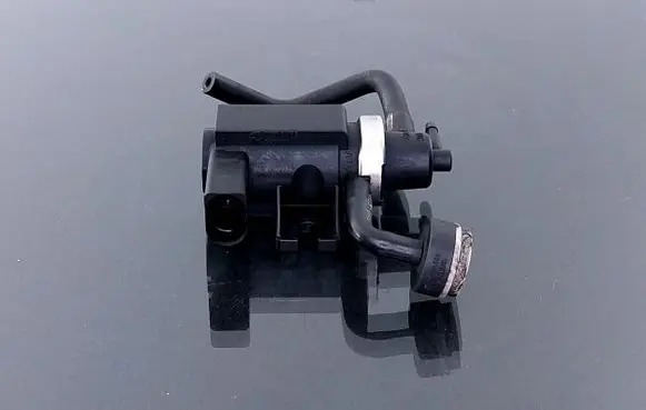 Volkswagen Touareg I Turbo solenoid valve 72290320 1J0906627 04T232