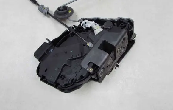 Volvo V50 Front door lock 30699147 48941