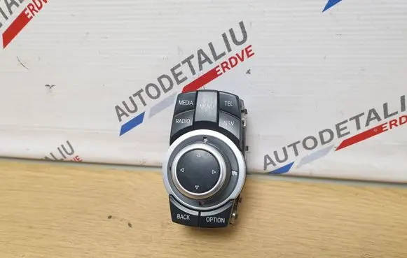 Head unit multimedia control