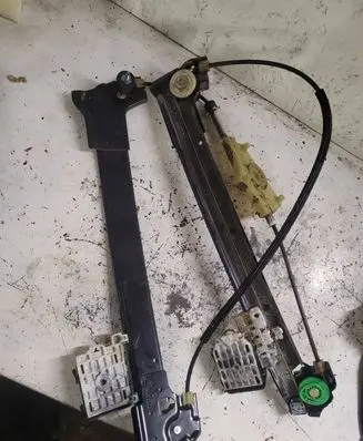 Rear window lifting mechanism without motor