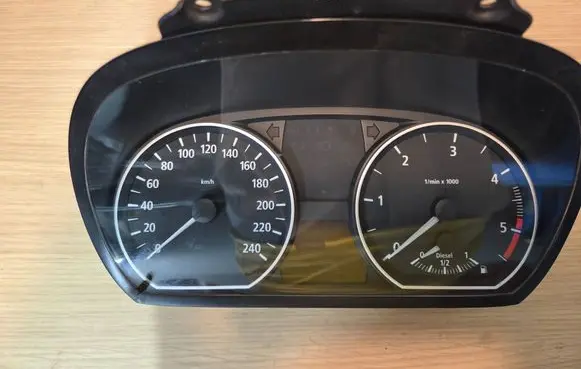 Speedometer (instrument cluster)