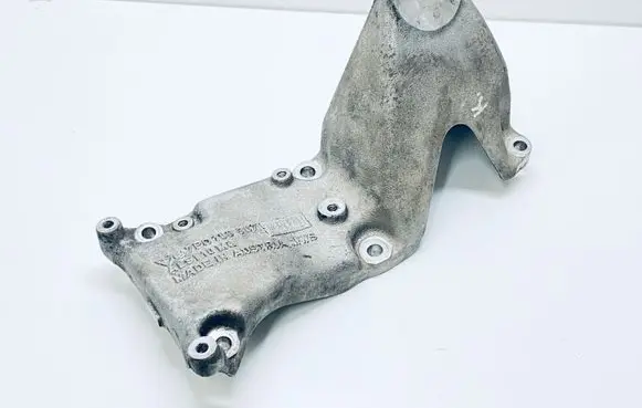 Volkswagen Touareg II Engine mounting bracket 7P0199307
