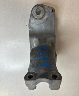 Ford Mustang VI Engine mounting bracket FR3C6B033CB FR3C6B033CA