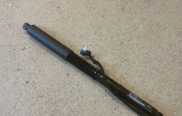BMW X3 G01 Tailgate strut 7397322