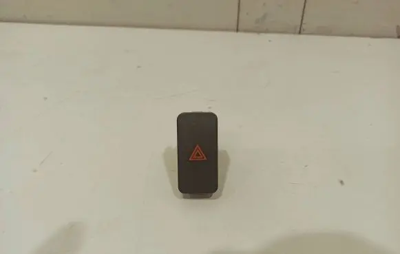 Nissan Leaf I (ZE0) Hazard light switch 2104A63207 63207