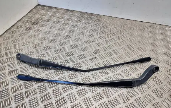 Mercedes-Benz B W245 Front wiper blade arm A1698200240