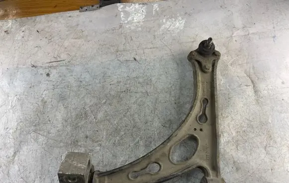 Volkswagen Touran I Front lower control arm/wishbone 1k0407153g