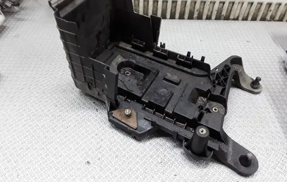 Volkswagen PASSAT B6 Battery tray 1K0915333C