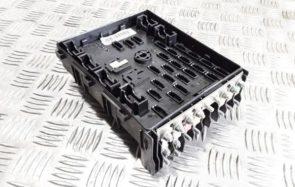Volkswagen PASSAT B6 Fuse module 3C0937125
