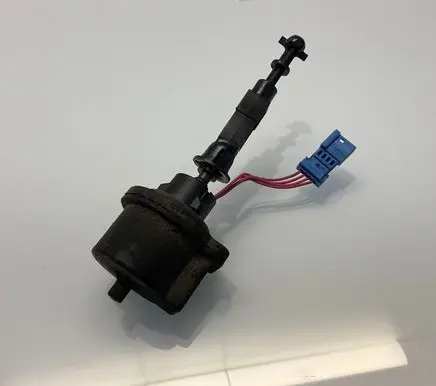 Mercedes-Benz E W211 Headlight level adjustment motor 73485702