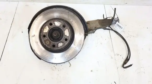 Volkswagen Touareg I Front wheel hub spindle knuckle