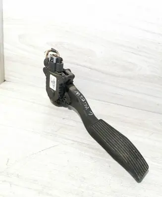 Opel Meriva B Accelerator throttle pedal 102DE0037 13252885 D182100660