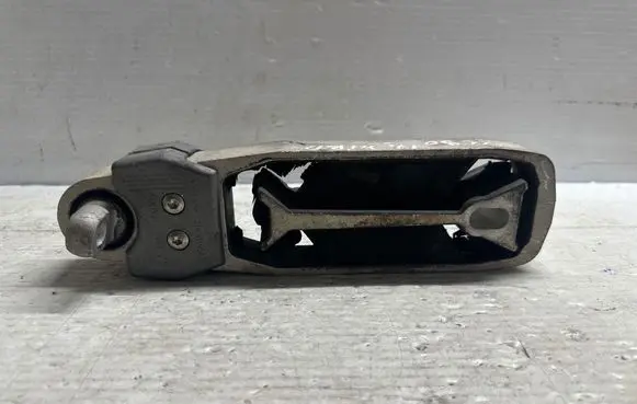 Engine mount bracket