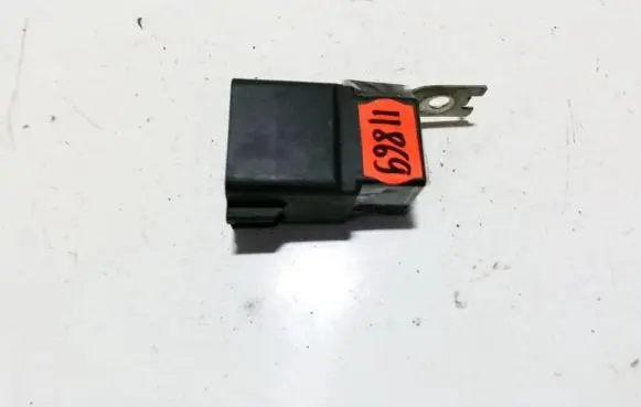 Ford Mondeo Mk III Glow plug pre-heat relay v23136j4x43 94vg14n089