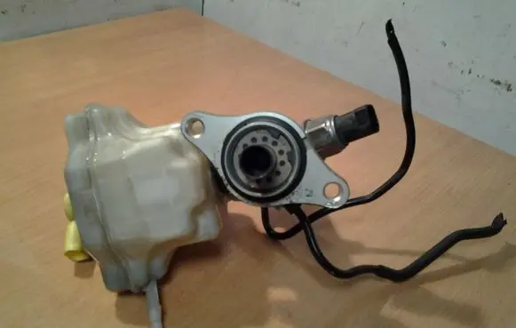 Volkswagen Touareg I Master brake cylinder 03339005512