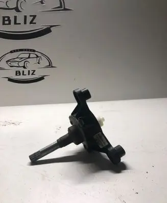 Rear window lifting mechanism without motor