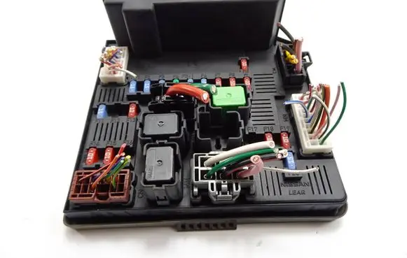 Nissan Qashqai Fuse module 284B7BB02A 522792F03 4647880958