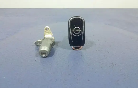 Opel Insignia A Ignition lock 13508410