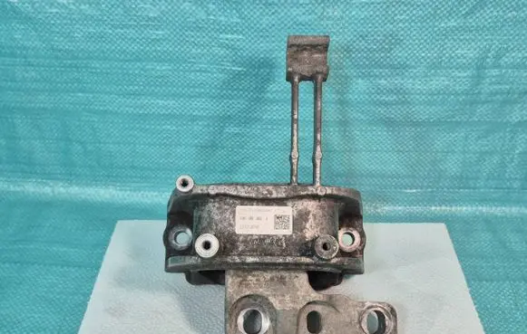 Engine mount bracket