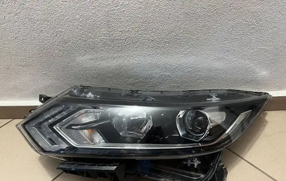 Nissan Qashqai Headlight/headlamp 10019009