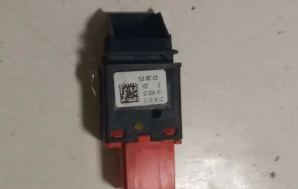 Skoda Fabia Mk2 (5J) Hazard light switch 5J0953235 03002440 11020813