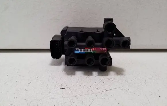 Porsche Taycan 9J1 Air suspension valve block 971616013C W000352515