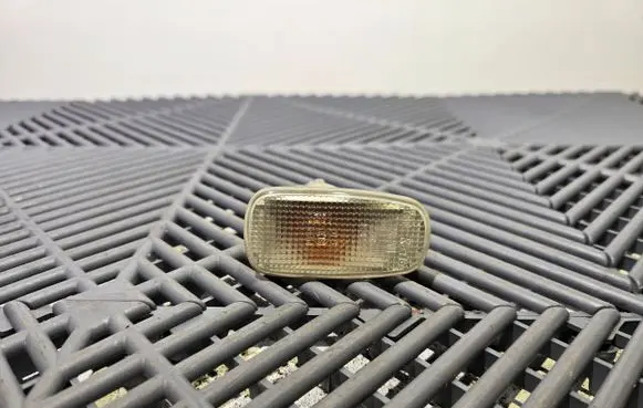 Front fender indicator light