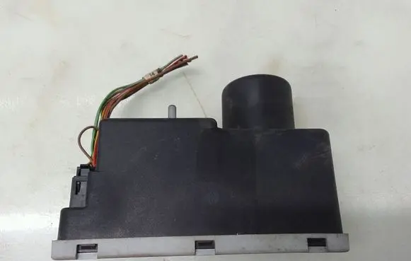 Volkswagen Golf III Central locking vacuum pump 1H0962257