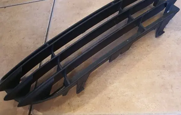 Mitsubishi Colt Front bumper lower grill MN105194