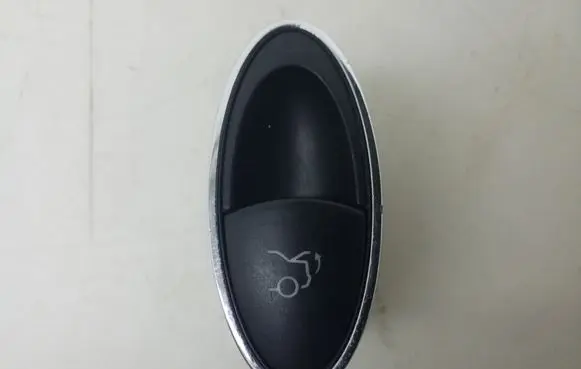 Mercedes-Benz CLS C219 Tailgate opening switch A2118211151