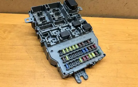 Honda Accord Fuse module LE3PJWF5 070904 SEFE32