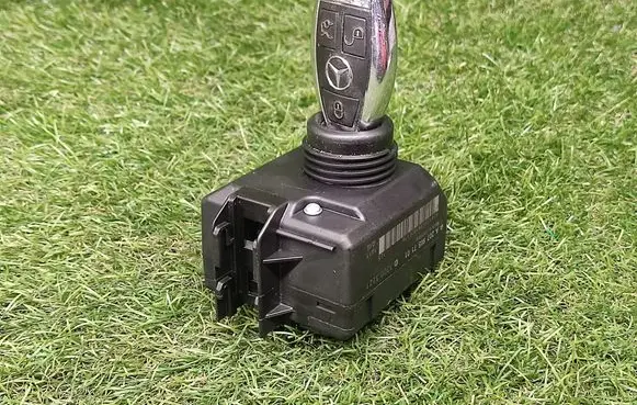 Mercedes-Benz C W204 Ignition lock A2079057101 33003221