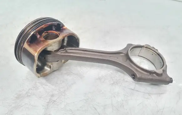Volvo XC70 Piston with connecting rod