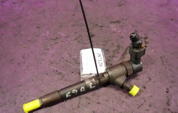 Opel Astra J Fuel injector 