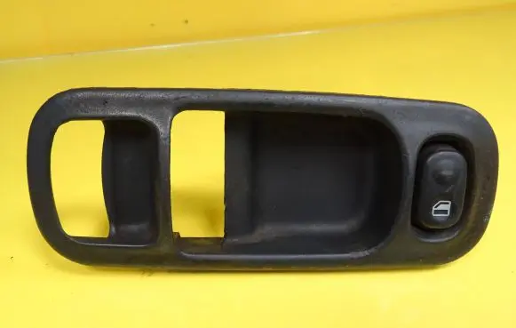 Nissan Primera Electric window control switch 221891