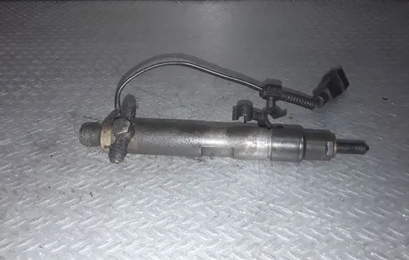 Volkswagen Golf IV Fuel injector 028130202Q