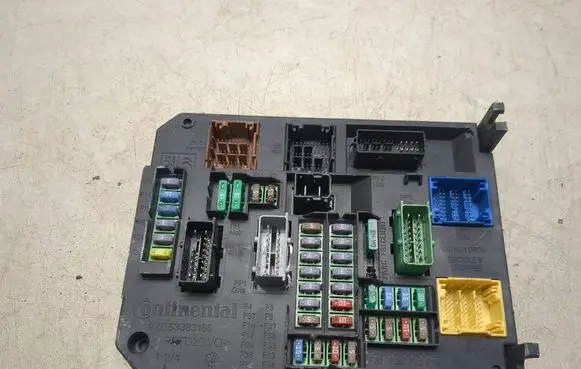 Peugeot 308 Fuse module 9806687880 A2C38848600