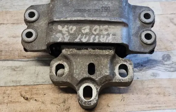 Volkswagen PASSAT B6 Engine mount bracket 3C0199555