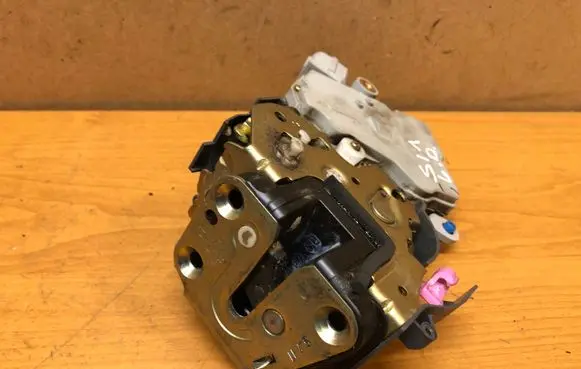 Subaru Impreza II Rear door lock