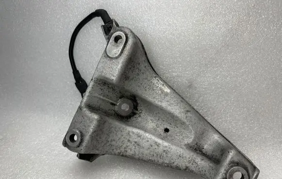 Audi A8 S8 D2 4D Engine mounting bracket 4D0199390A