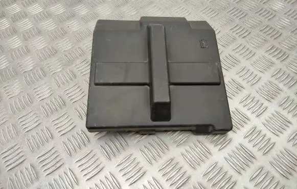 Opel Vivaro Fuse box cover 8200490003