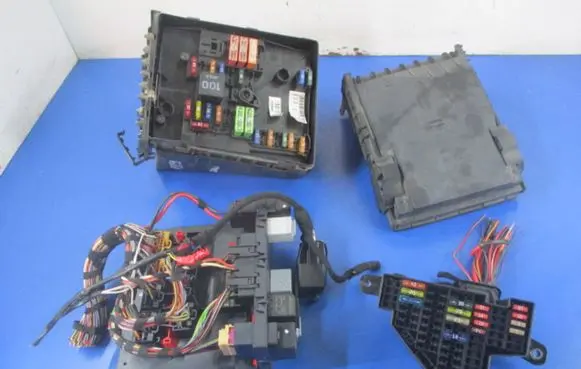 Volkswagen Golf V Fuse box set 3C0937049AD