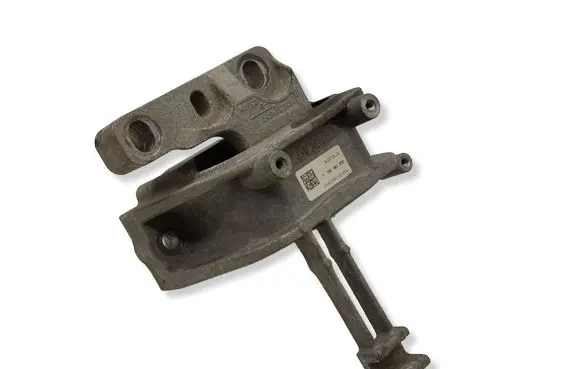Volkswagen PASSAT B8 Engine mount bracket 3Q0199262J