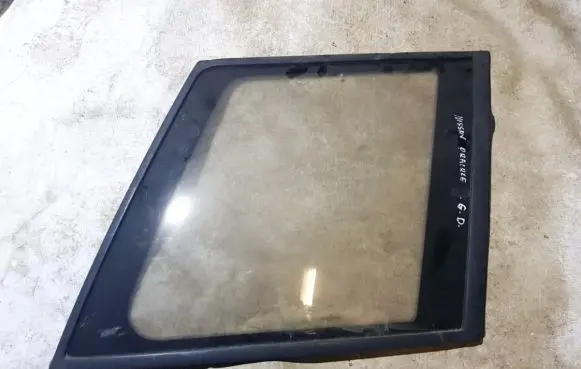 Nissan Prairie Rear side window