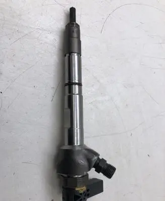 Volkswagen Golf VII Fuel injector 0445110469 81H3B17 04L130277AC