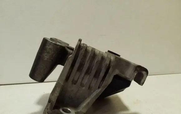 Jeep Cherokee Engine mount bracket 68141400AF