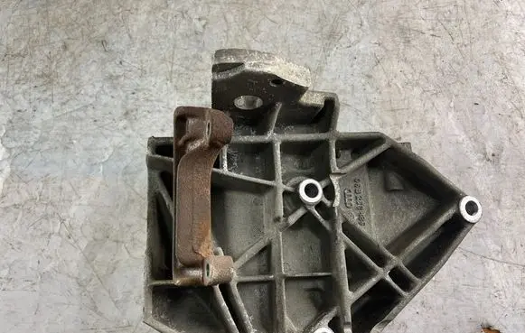 Volkswagen PASSAT B5 Generator/alternator bracket 06b260885g