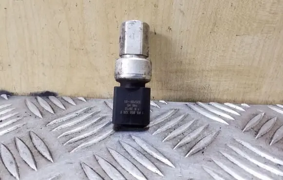 Volkswagen PASSAT B7 Air conditioning (A/C) pressure sensor 1K0959126E