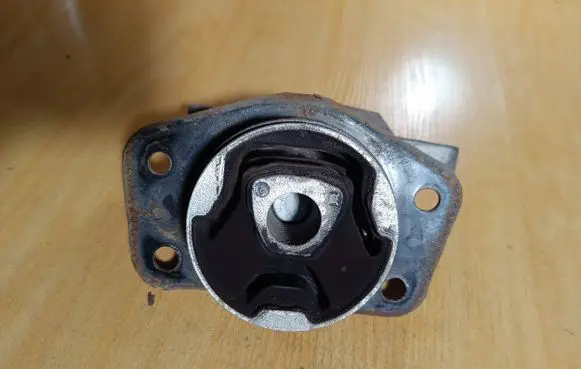 Mitsubishi Colt Engine mount bracket MR961612